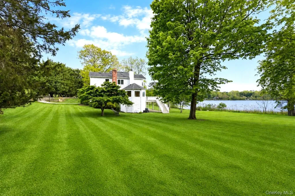 17 Youngs Lane Setauket NY 11733