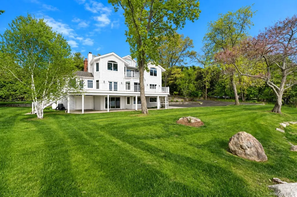 17 Youngs Lane Setauket NY 11733