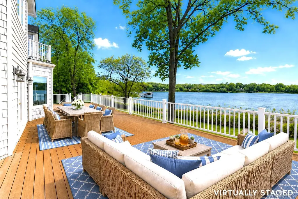 17 Youngs Lane Setauket NY 11733