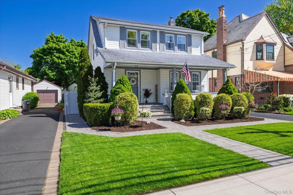 43 Nassau Boulevard Malverne NY 11565