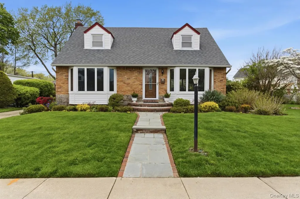 34 Park Circle W New Hyde Park NY 11040