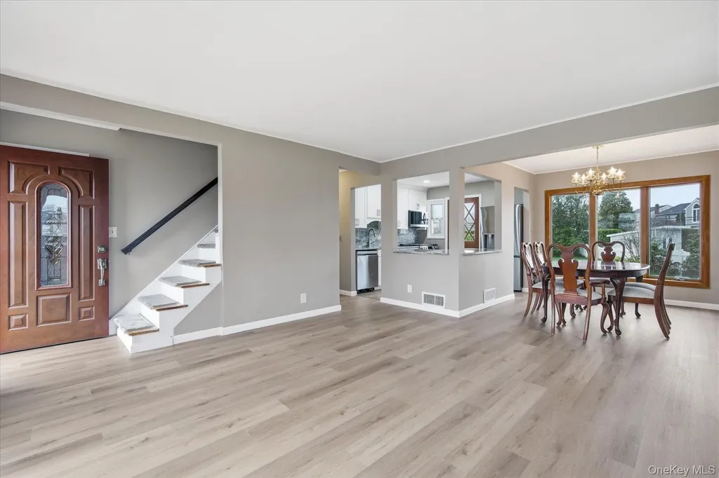 34 Park Circle W New Hyde Park NY 11040