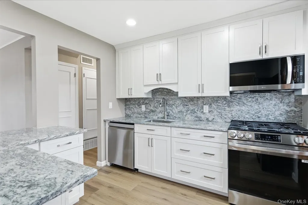 34 Park Circle W New Hyde Park NY 11040