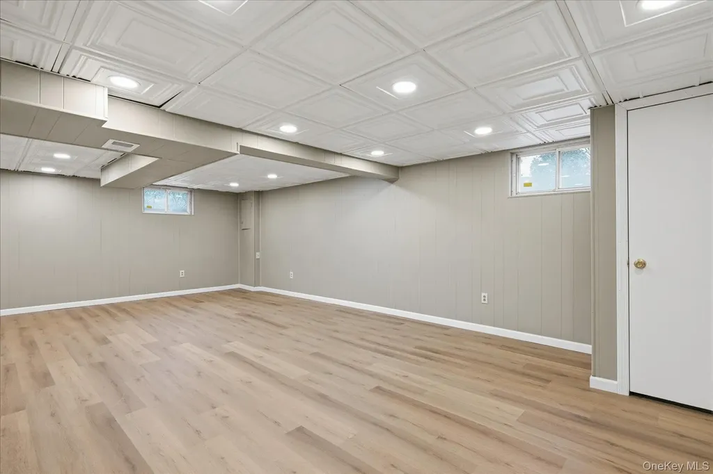 34 Park Circle W New Hyde Park NY 11040