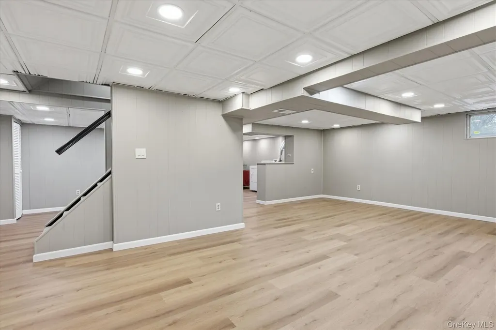 34 Park Circle W New Hyde Park NY 11040