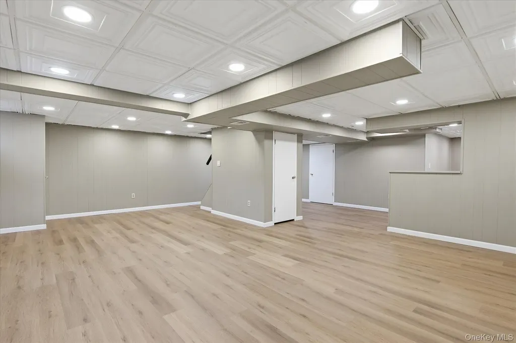 34 Park Circle W New Hyde Park NY 11040