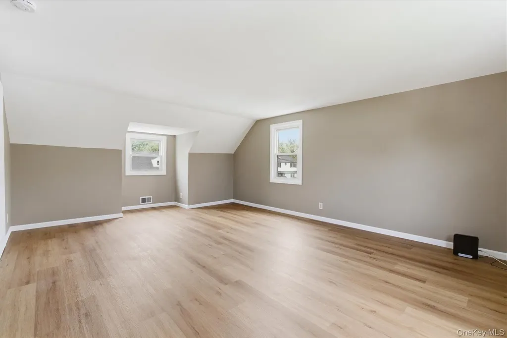 34 Park Circle W New Hyde Park NY 11040