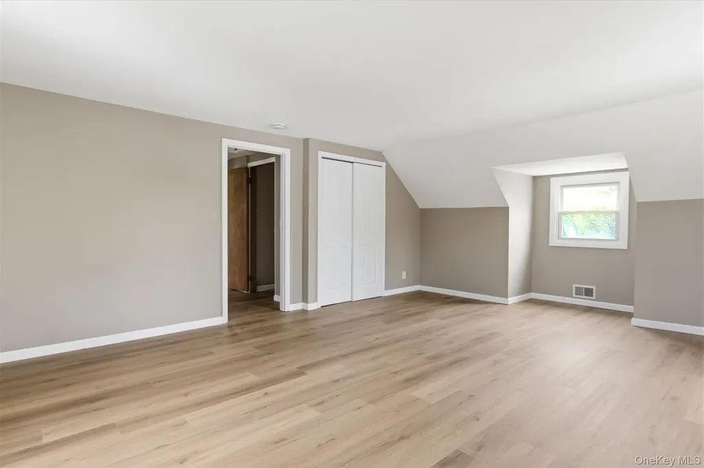 34 Park Circle W New Hyde Park NY 11040