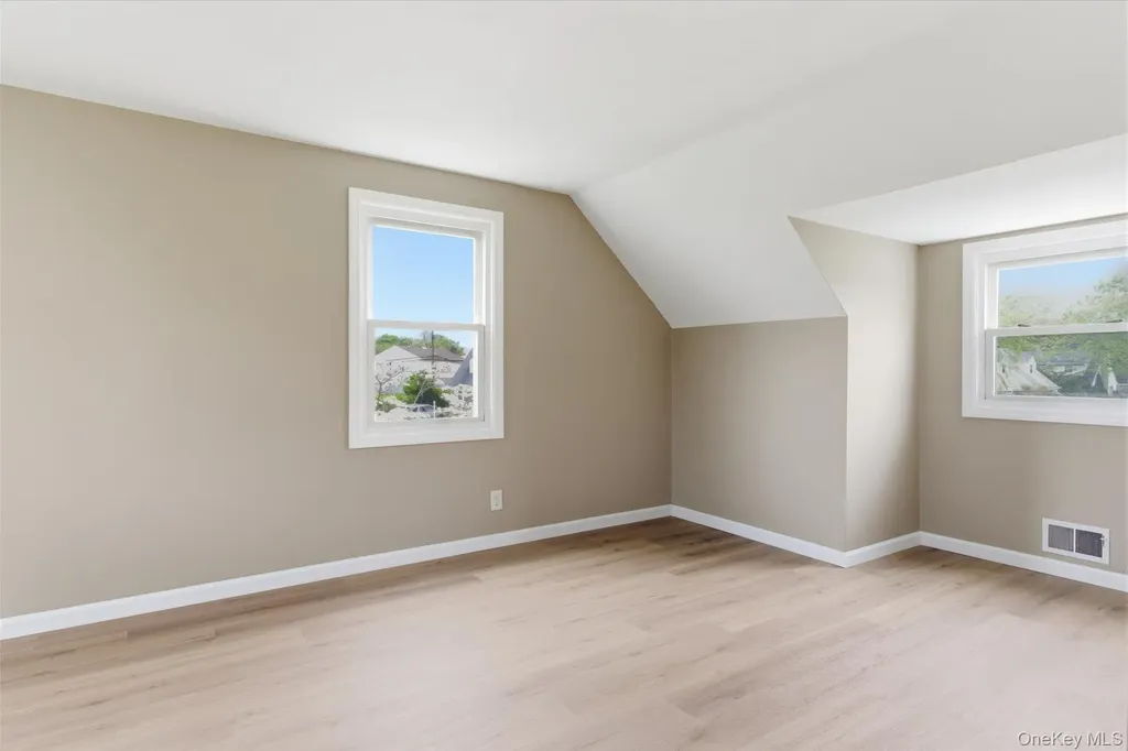 34 Park Circle W New Hyde Park NY 11040
