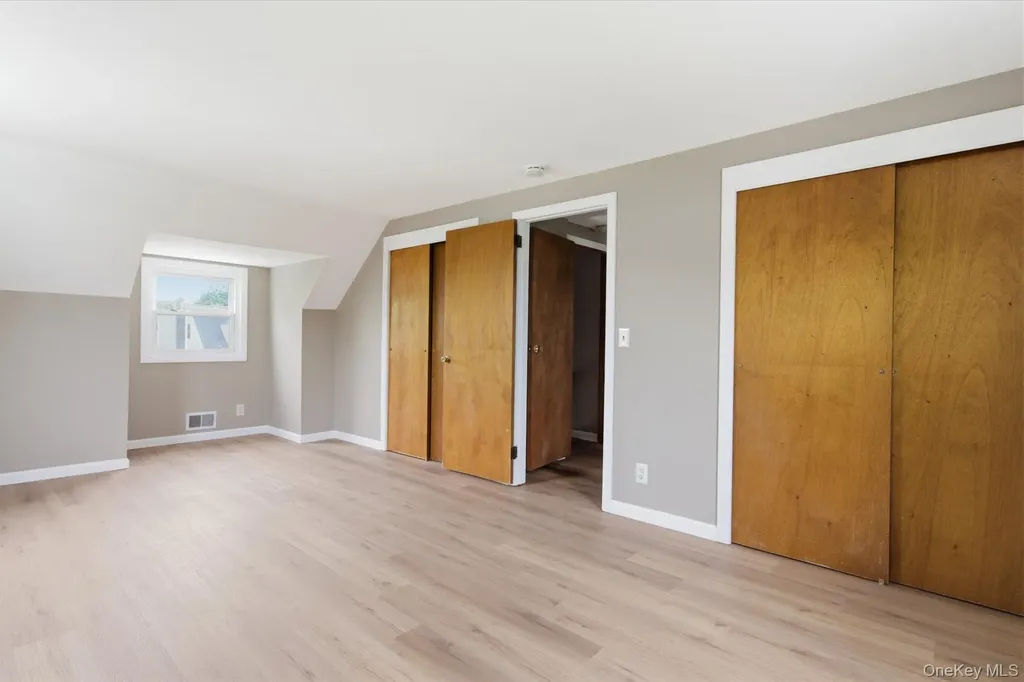 34 Park Circle W New Hyde Park NY 11040