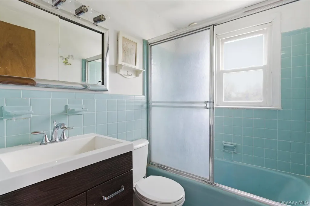 34 Park Circle W New Hyde Park NY 11040