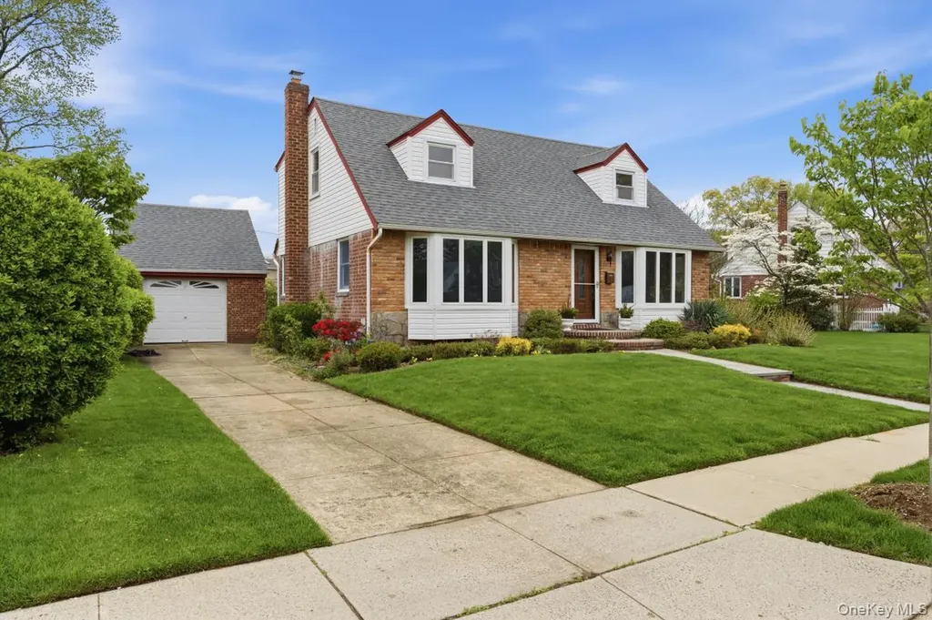 34 Park Circle W New Hyde Park NY 11040