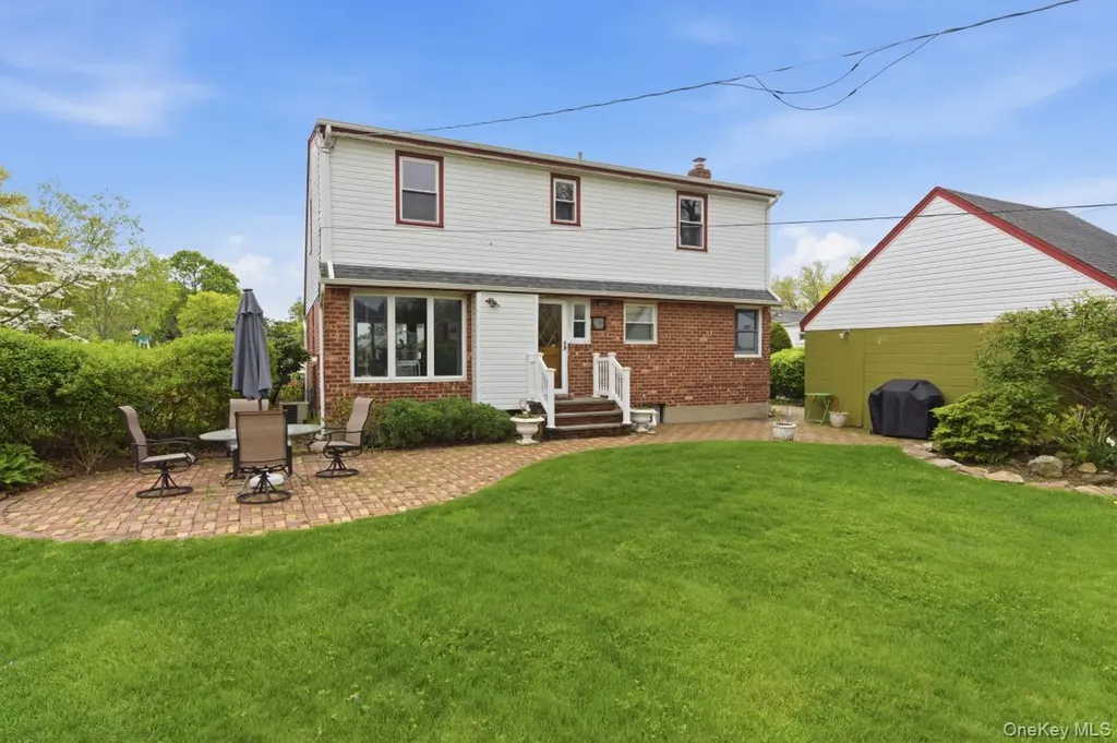 34 Park Circle W New Hyde Park NY 11040
