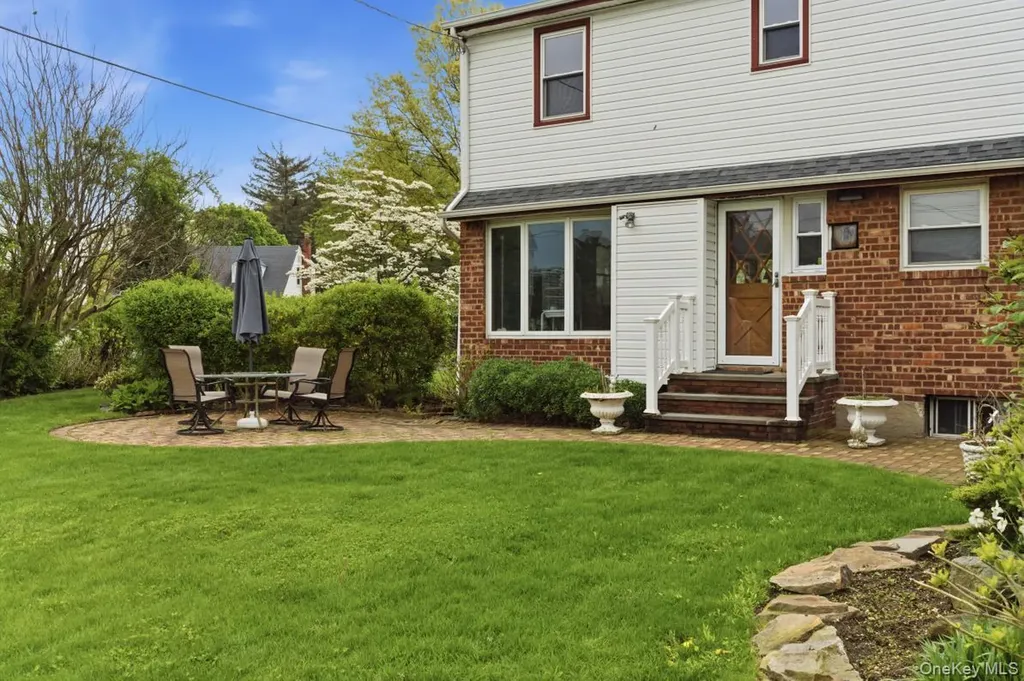34 Park Circle W New Hyde Park NY 11040