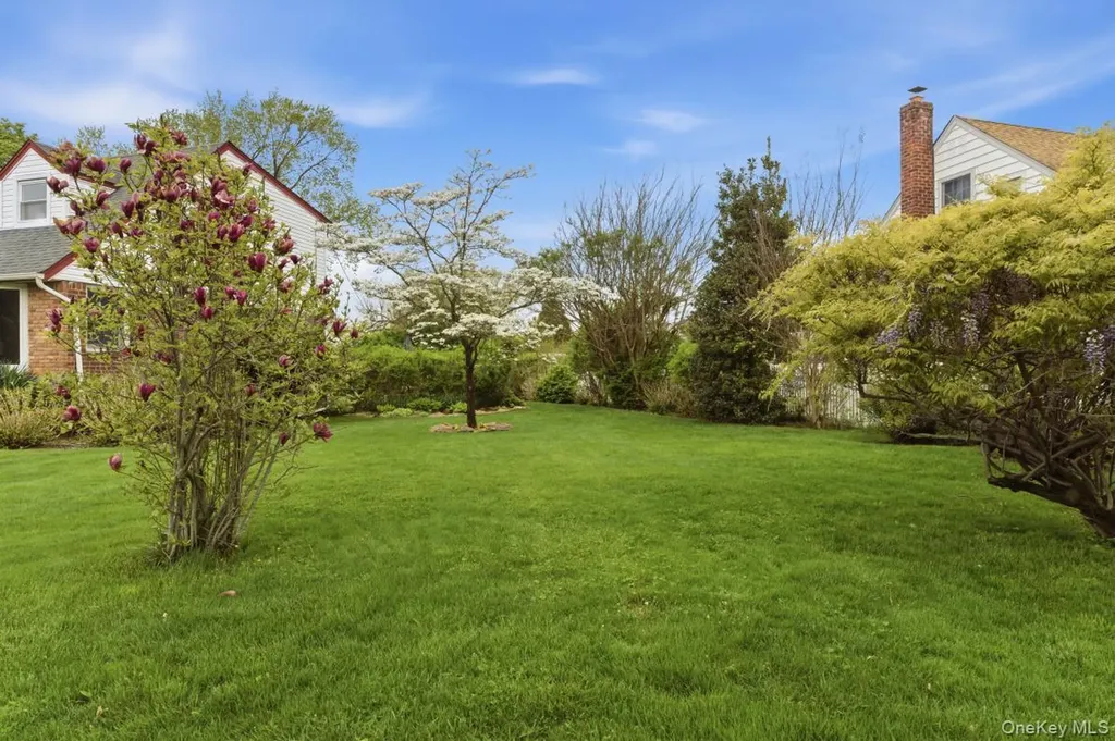 34 Park Circle W New Hyde Park NY 11040