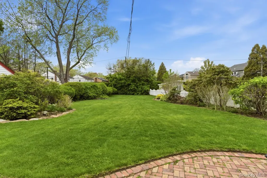 34 Park Circle W New Hyde Park NY 11040