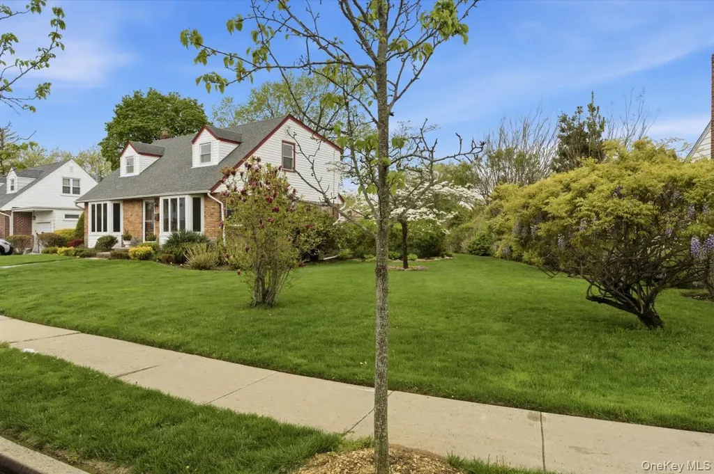 34 Park Circle W New Hyde Park NY 11040