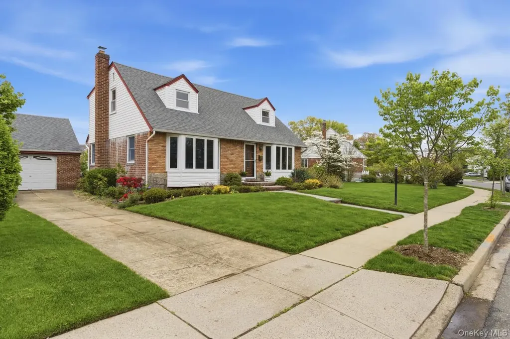 34 Park Circle W New Hyde Park NY 11040