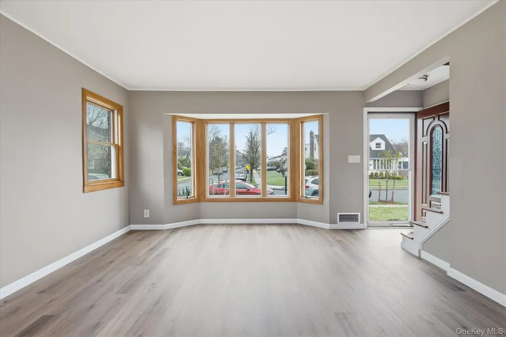34 Park Circle W New Hyde Park NY 11040