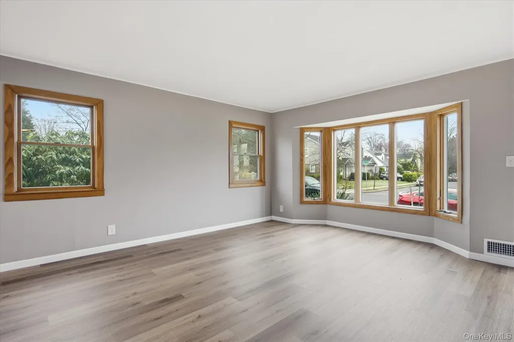 34 Park Circle W New Hyde Park NY 11040