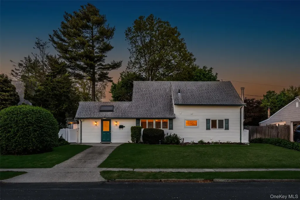19 Palm Lane Westbury NY 11590