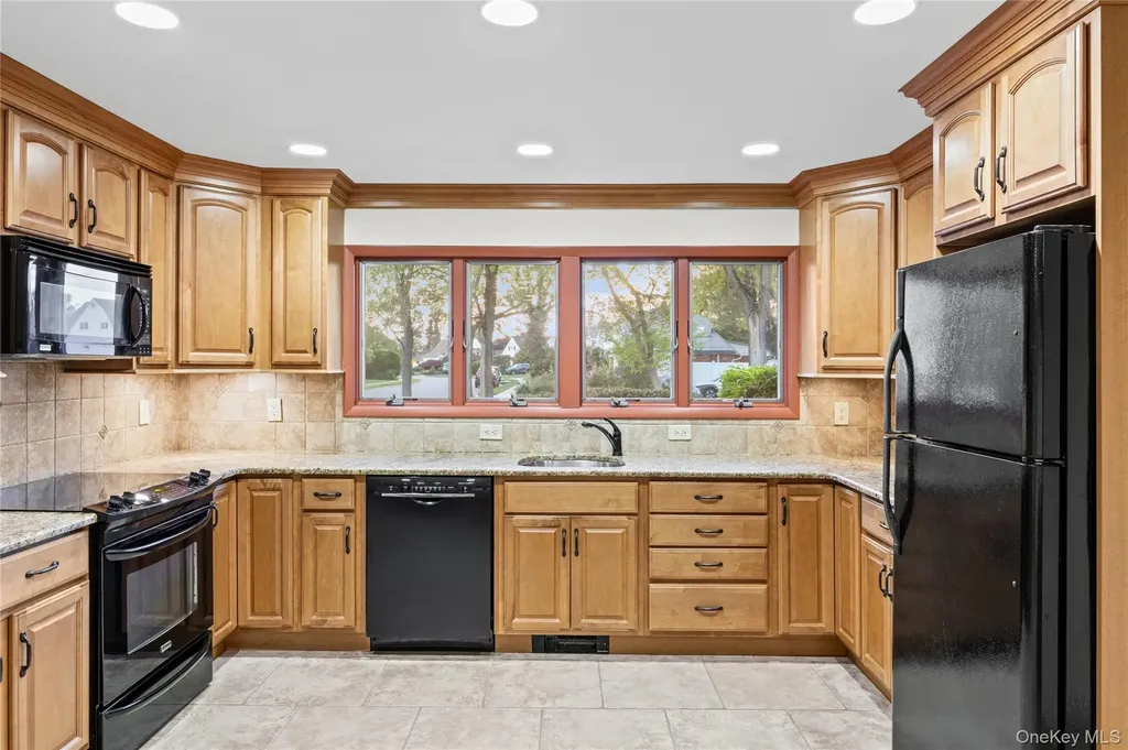 19 Palm Lane Westbury NY 11590
