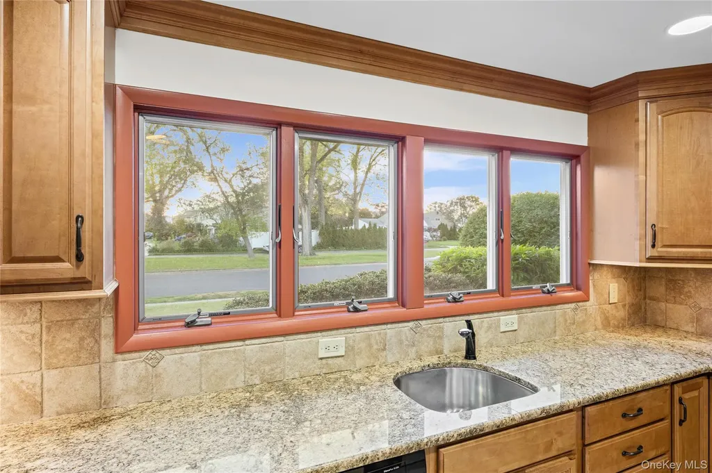 19 Palm Lane Westbury NY 11590