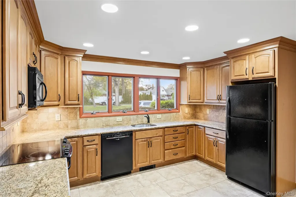 19 Palm Lane Westbury NY 11590