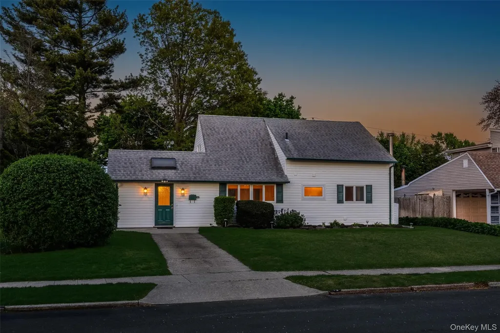 19 Palm Lane Westbury NY 11590