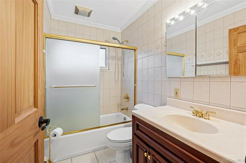 19 Palm Lane Westbury NY 11590
