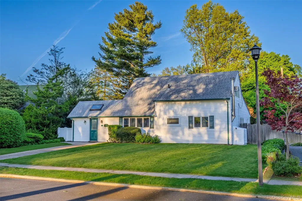 19 Palm Lane Westbury NY 11590