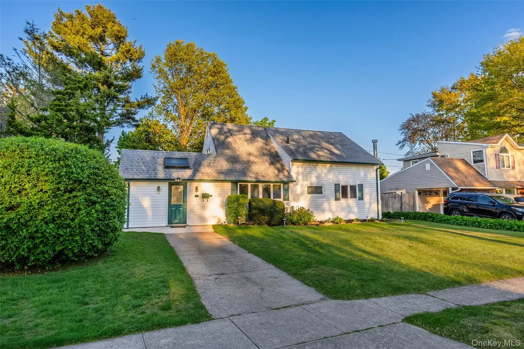 19 Palm Lane Westbury NY 11590