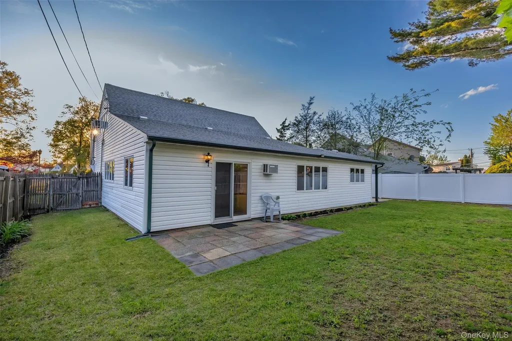 19 Palm Lane Westbury NY 11590