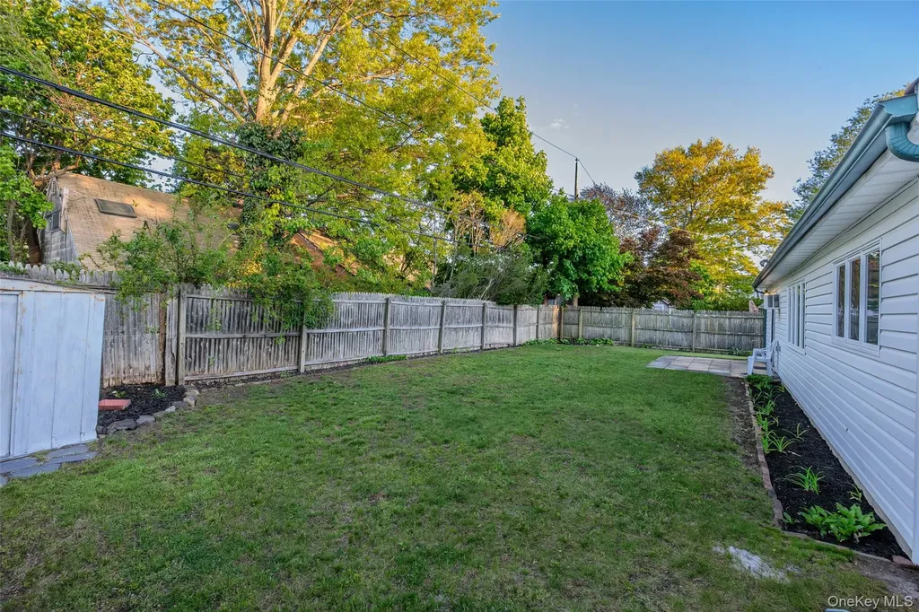 19 Palm Lane Westbury NY 11590