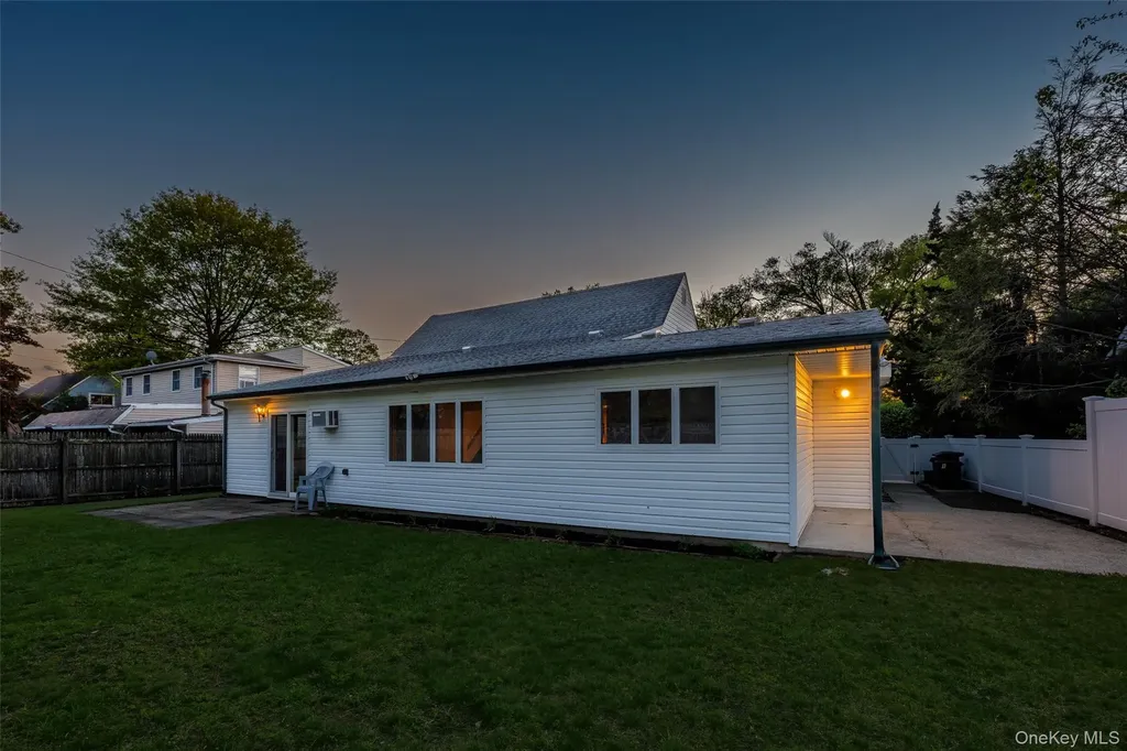 19 Palm Lane Westbury NY 11590
