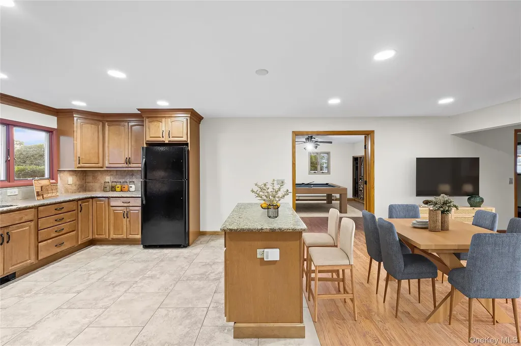19 Palm Lane Westbury NY 11590