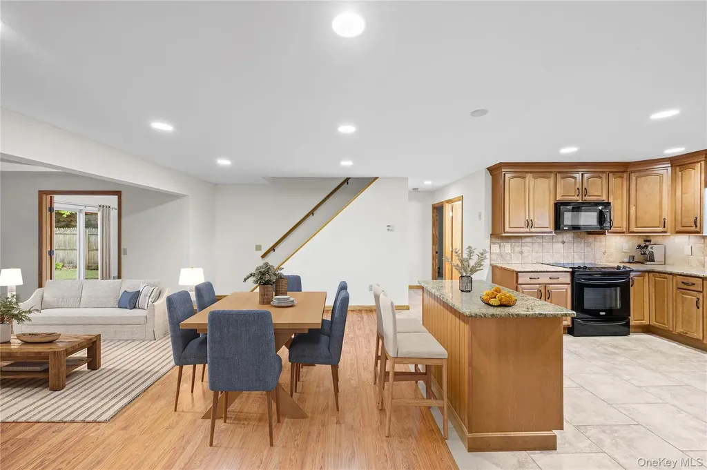 19 Palm Lane Westbury NY 11590