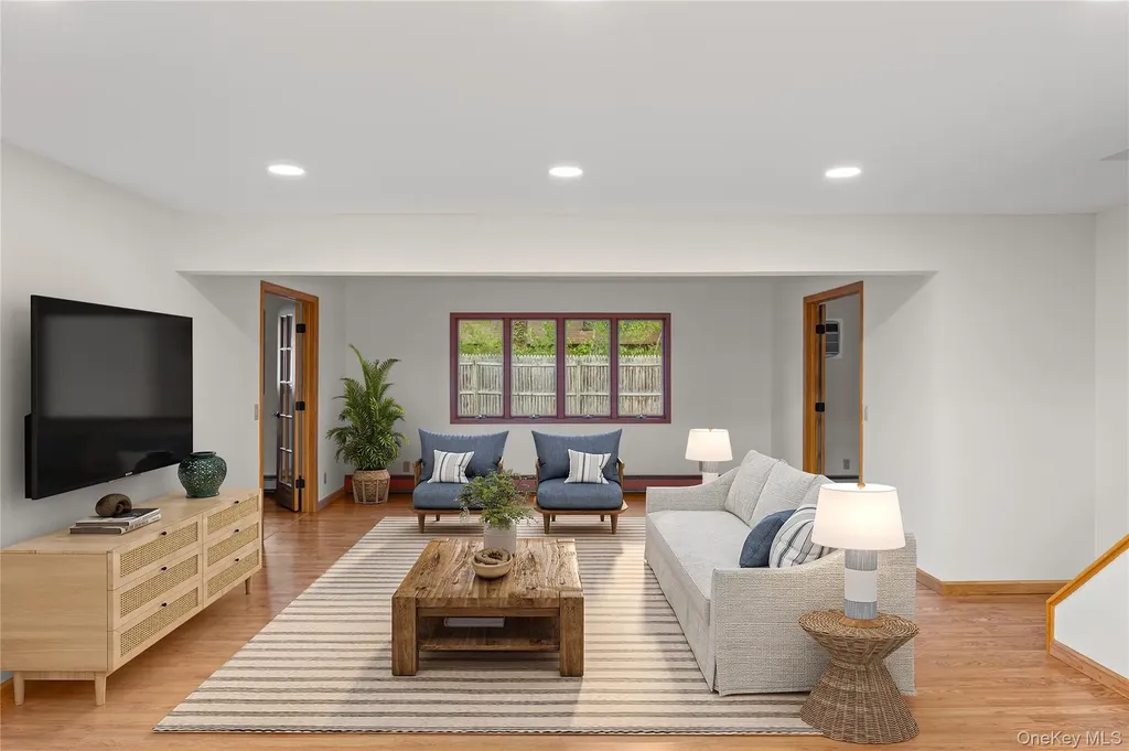 19 Palm Lane Westbury NY 11590