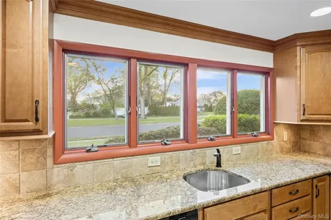 19 Palm Lane Westbury NY 11590