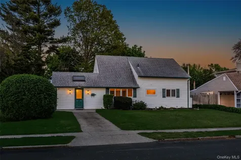 19 Palm Lane Westbury NY 11590