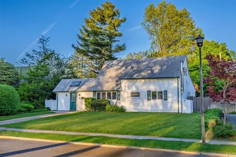 19 Palm Lane Westbury NY 11590