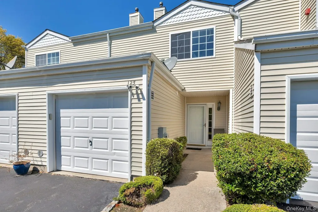 125 Farm House Court Manorville NY 11949