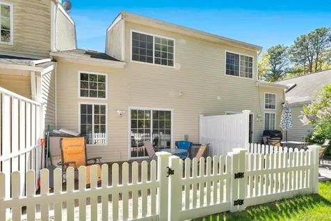 125 Farm House Court Manorville NY 11949