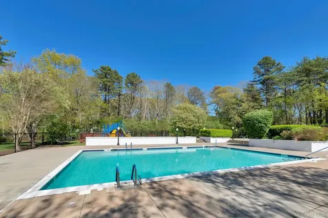 125 Farm House Court Manorville NY 11949