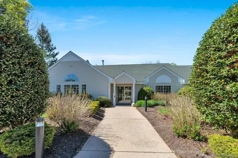 125 Farm House Court Manorville NY 11949