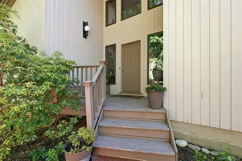 40 Laurel Hill Road Centerport NY 11721