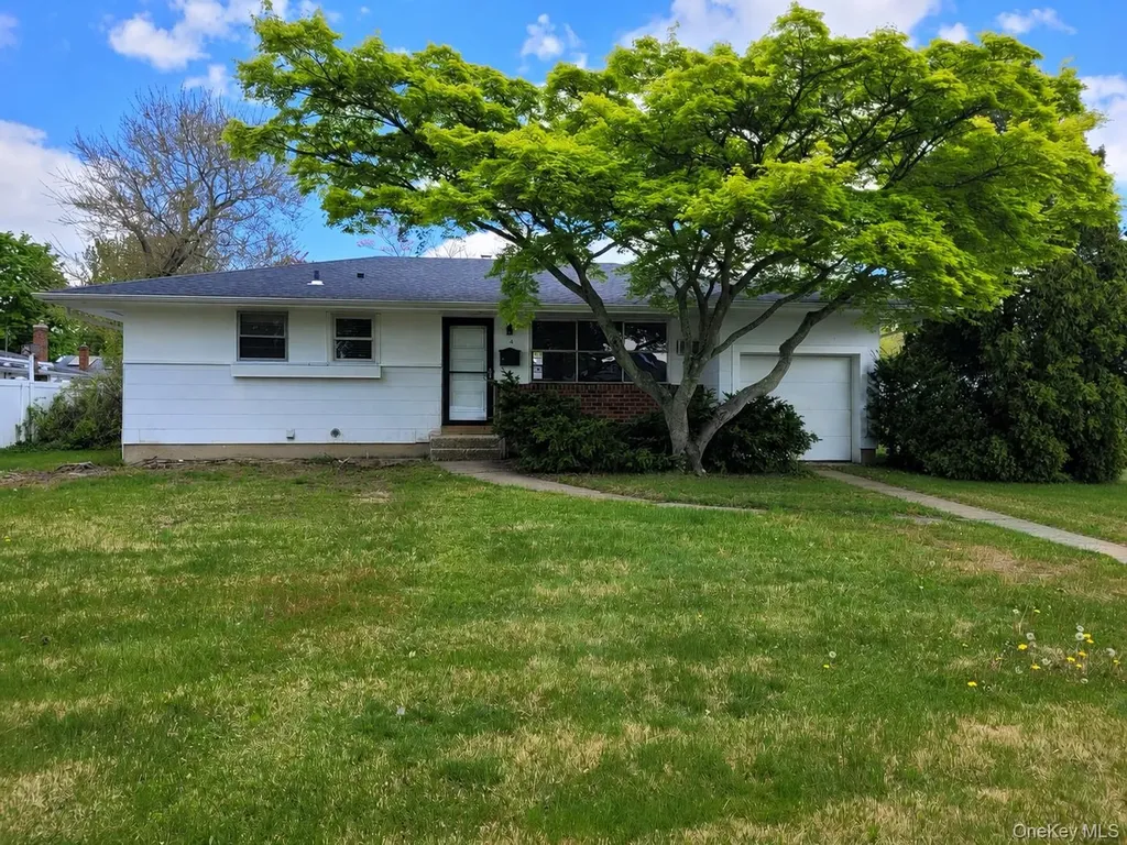 5 Thorpe Lane East Islip NY 11730