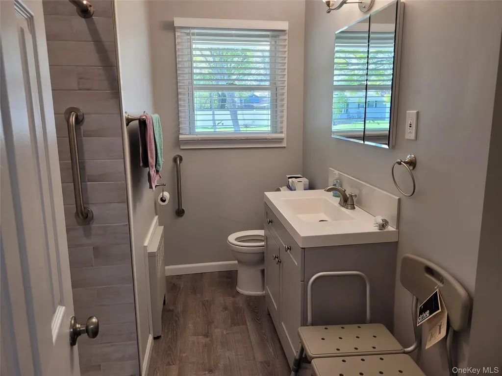 5 Thorpe Lane East Islip NY 11730