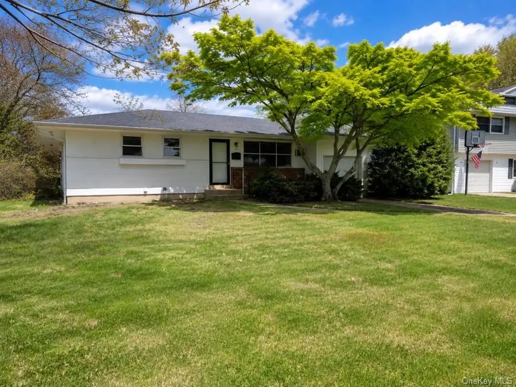 5 Thorpe Lane East Islip NY 11730