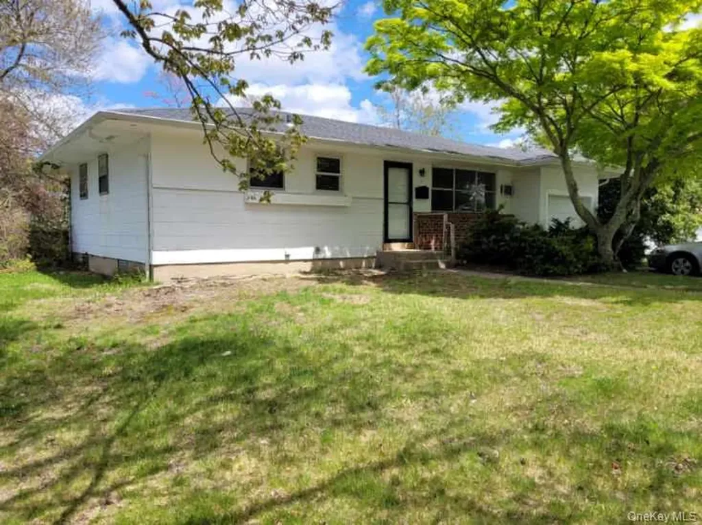 5 Thorpe Lane East Islip NY 11730